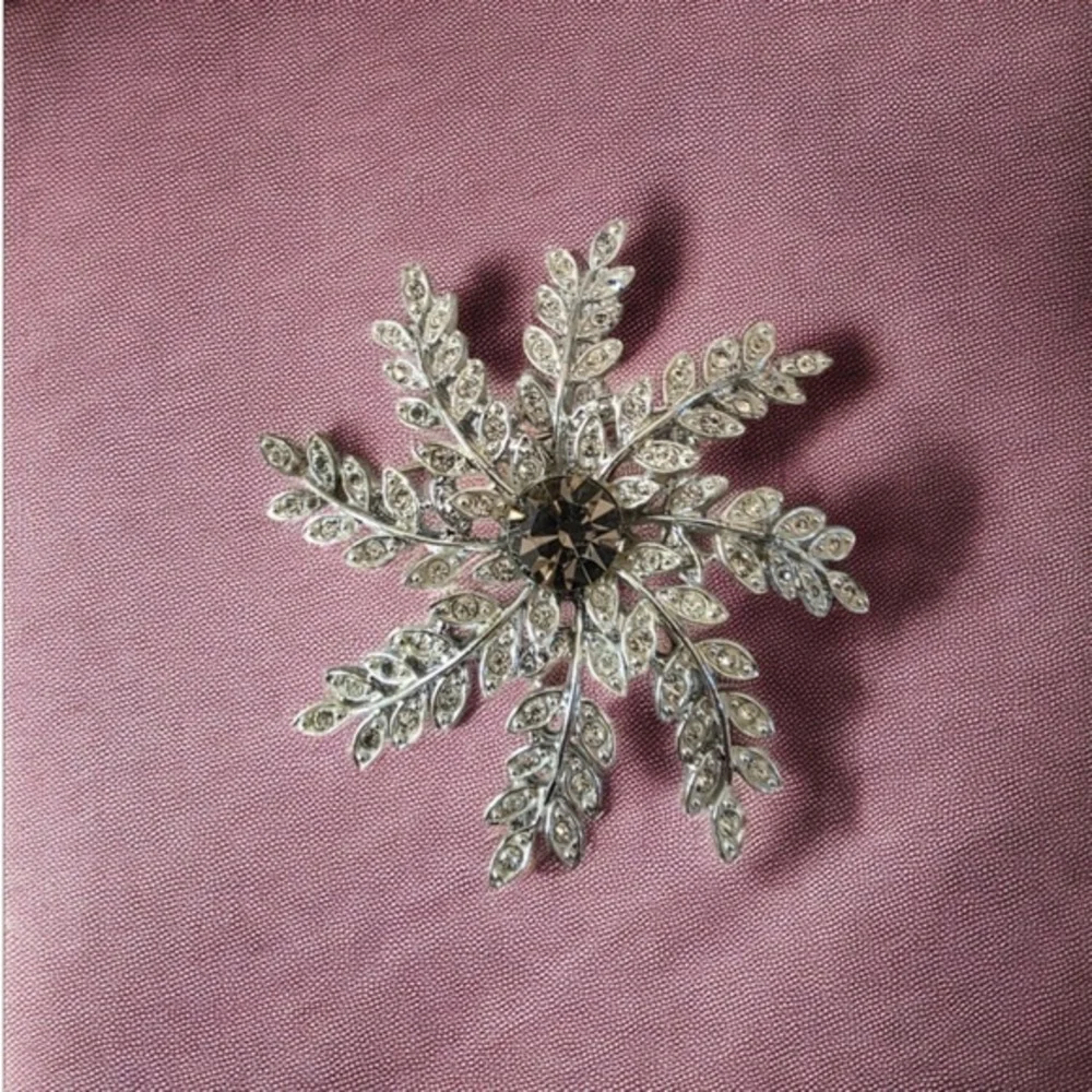Vintage Used Signed Sarah Coventry Rhinestone Snowflake Ladies Brooch Pin